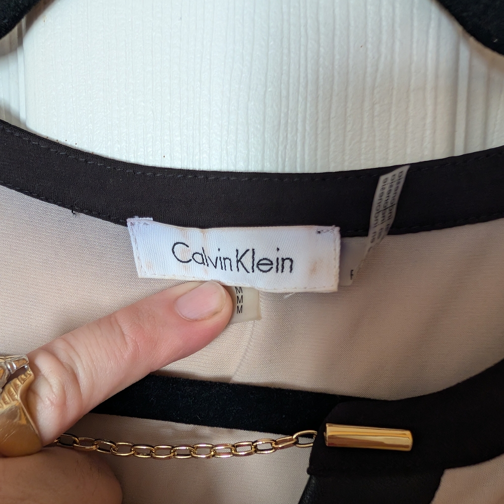 Calvin Klein Beige Sleeveless Blouse with Black Trim and Gold Chain - Picture 2 of 4